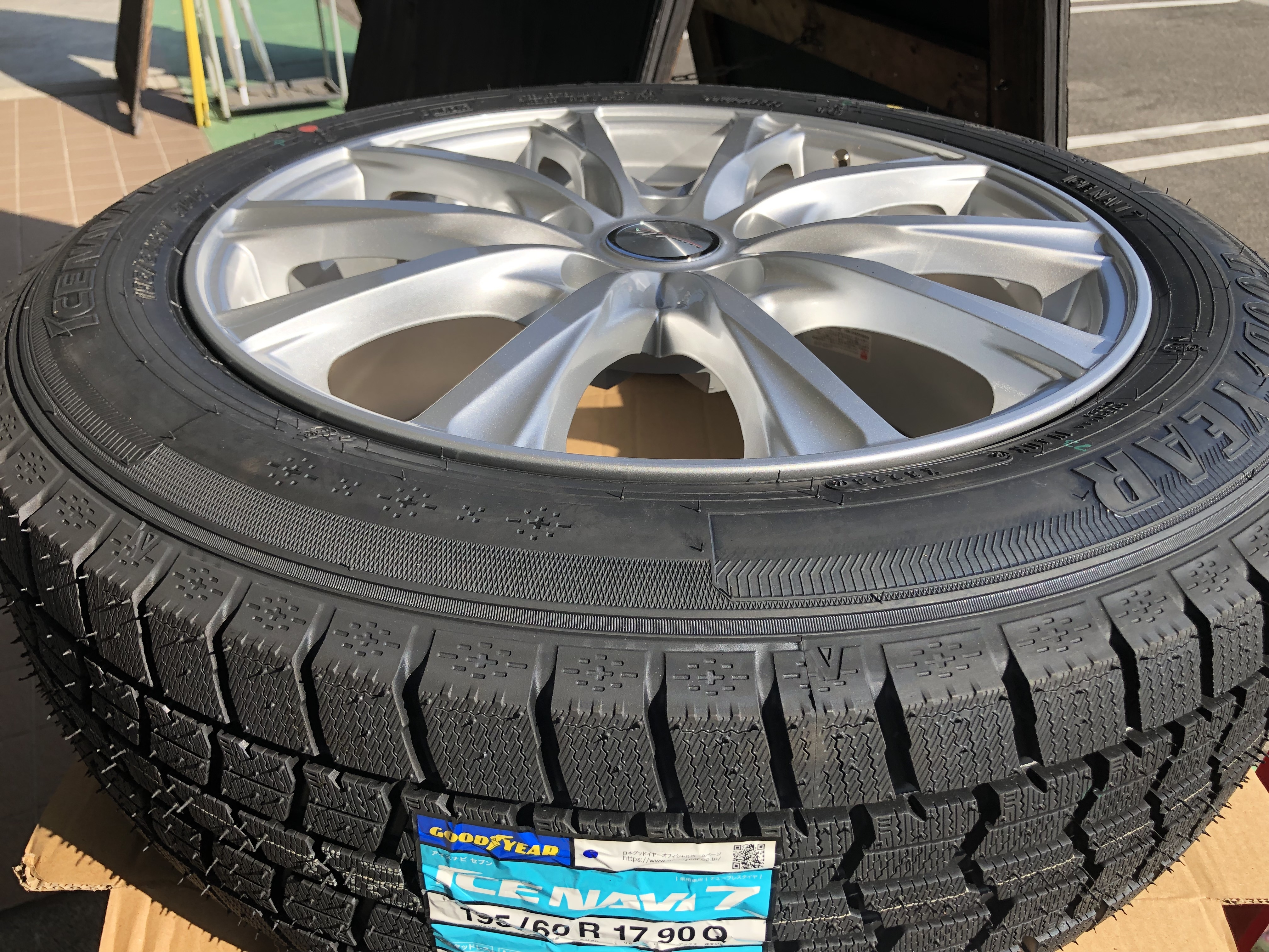 お手頃な国産スタッドレスタイヤ】新型プリウスにアイスナビ7をお